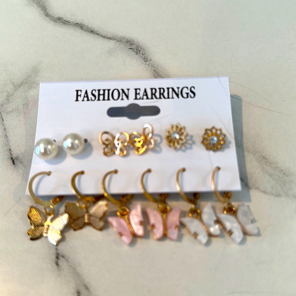 NWT gold tone Fashion earrings.